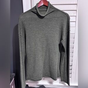 🍃 Banana Republic Merino Wool Turtleneck — Refined Luxury in Forest Green 🍃